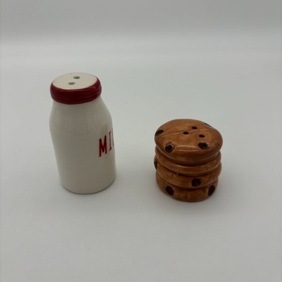 Cracker Barrel Salt Pepper Shakers Bottle Milk & Cookies UNUSED Home Decor - Picture 4 of 6